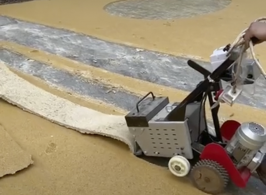 Машинка для демонтажа покрытий из резиновой крошки видео